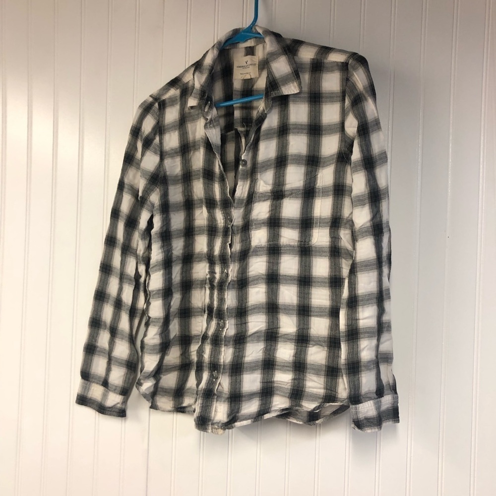 American Eagle Classic Black and White Plaid Long Sleeve Button Down Medium
